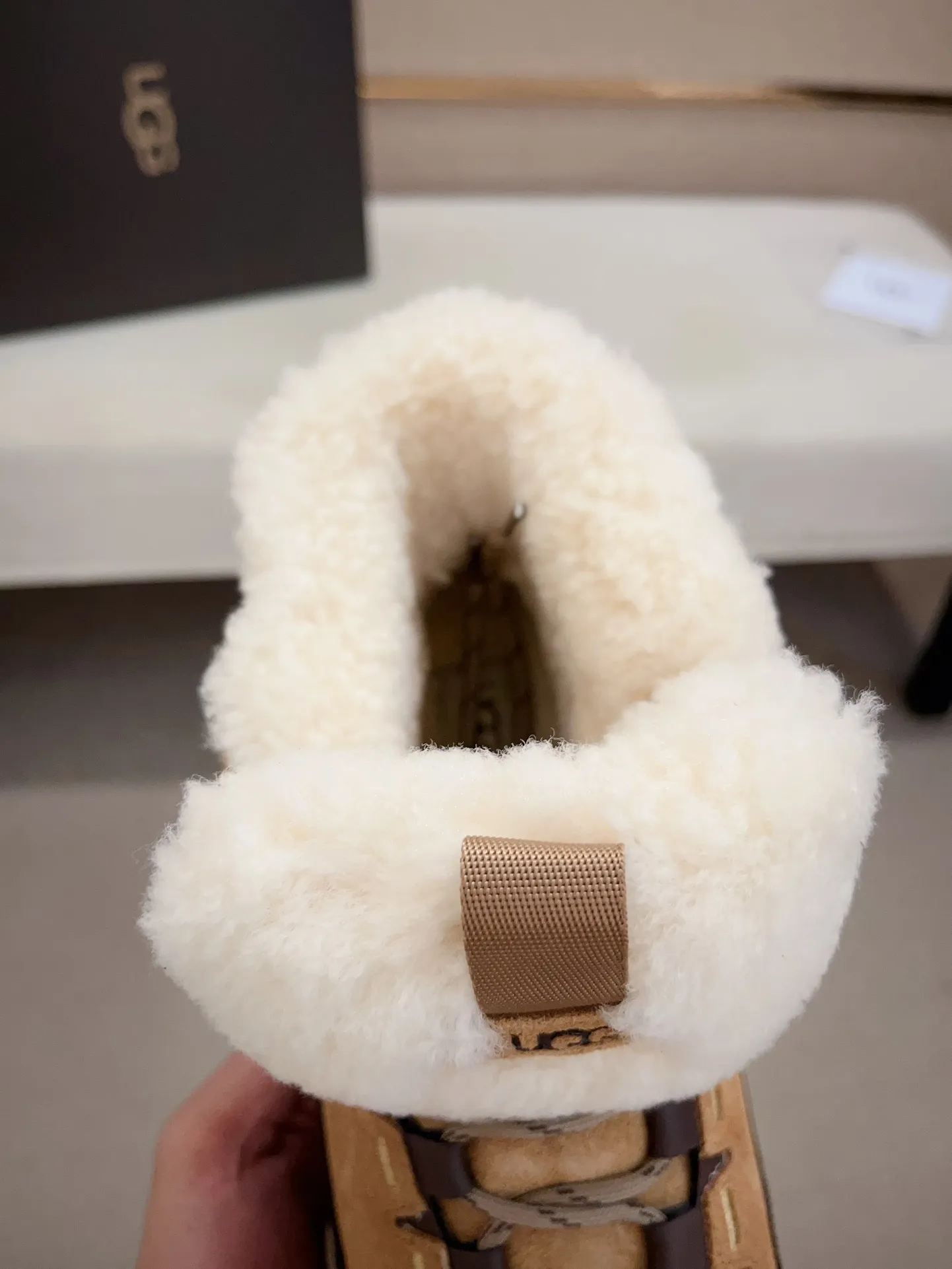 Men's shoes 💰: 660💰couples style💏(high-end goods) UGG❄️❄️latest model 1:1⃣️quality, fabric: high-end quality first-layer cowhide imported from Europe. Lining: wool lining, sole: pure imported rubber foam outsole. ❤️High-end goods, fine workmanship, trendy and fashionable. The fit is very classy. If you know the goods, you will definitely not be able to refuse😍😍Couple size: 35-44.